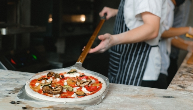 La Regina della Pizza | Due Pizze e due Lattine di CocaCola da Asporto ANCHE A PRANZO (Domicilio +2)